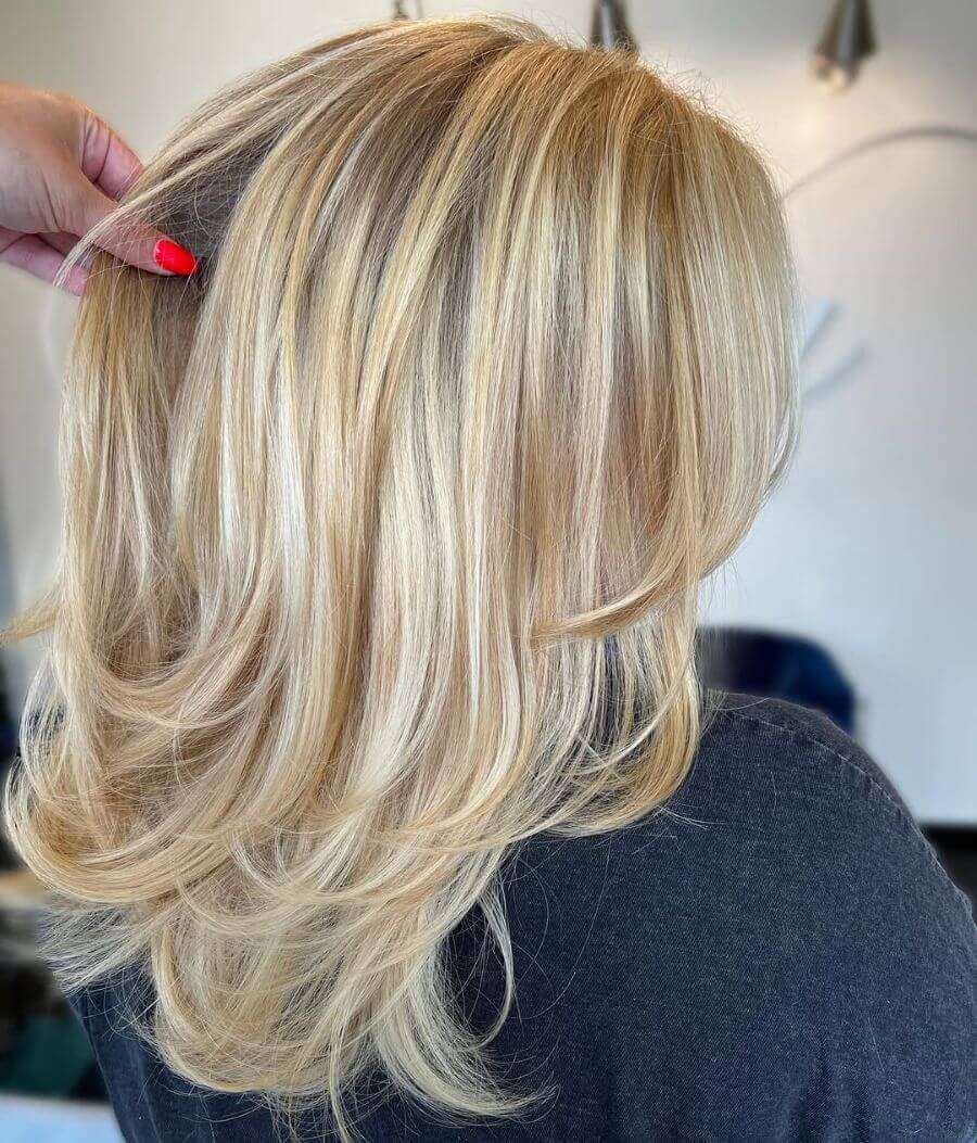 Traditional 90s highlights bright ribbons of blonde and honey blonde lowlights. Hair by @moxiebymajentamink on Instagram.